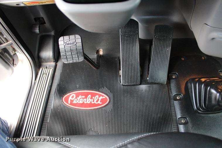 image for item L1921 2013 Peterbilt 389 semi truck