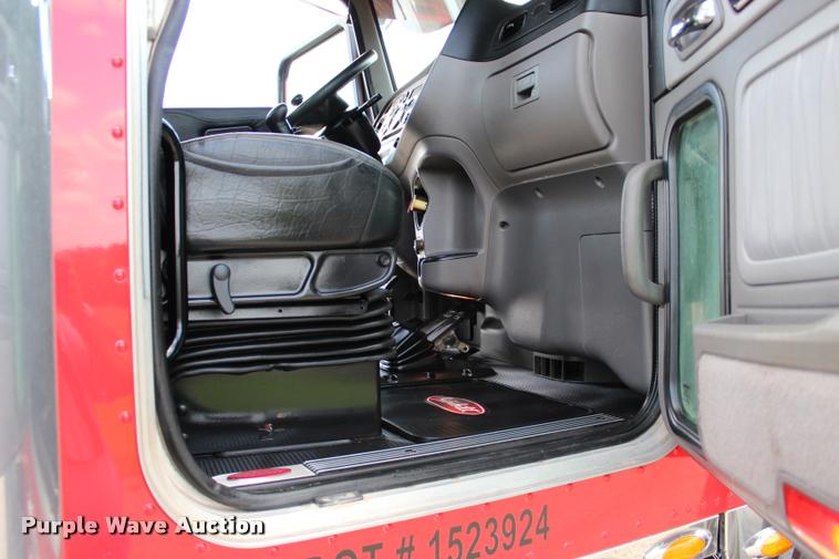 image for item L1921 2013 Peterbilt 389 semi truck