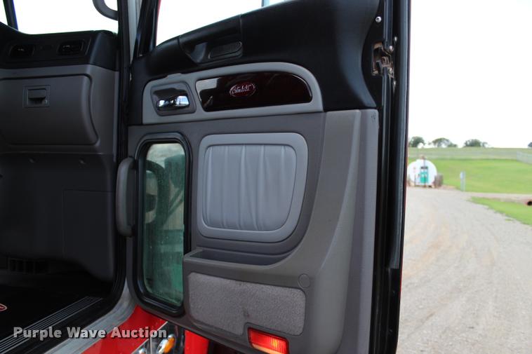 image for item L1921 2013 Peterbilt 389 semi truck