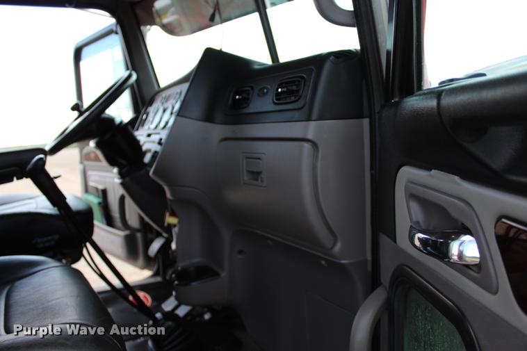 image for item L1921 2013 Peterbilt 389 semi truck