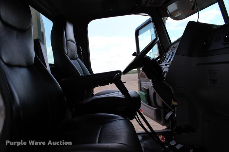 image for item L1921 2013 Peterbilt 389 semi truck