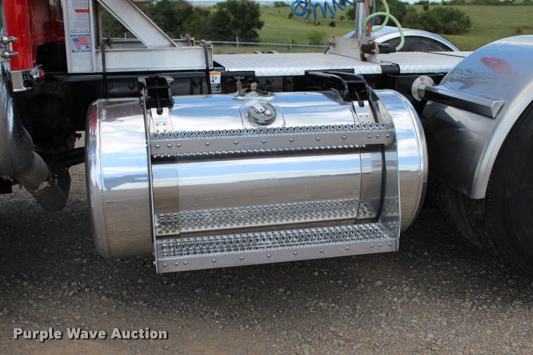 image for item L1921 2013 Peterbilt 389 semi truck