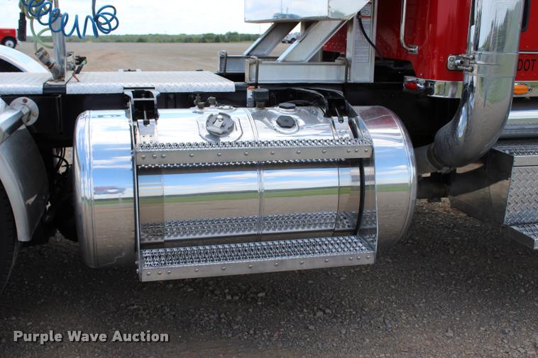 image for item L1921 2013 Peterbilt 389 semi truck