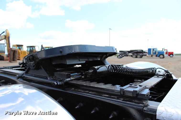 image for item L1921 2013 Peterbilt 389 semi truck