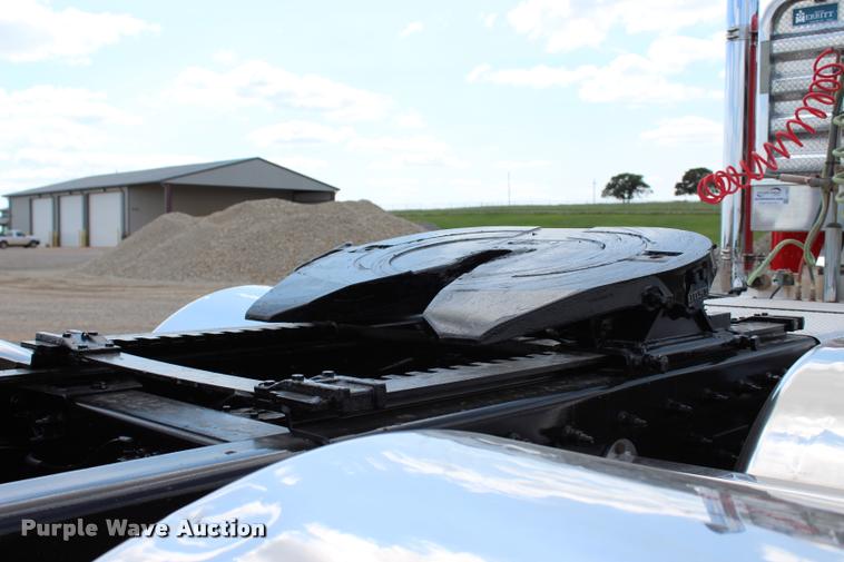 image for item L1921 2013 Peterbilt 389 semi truck