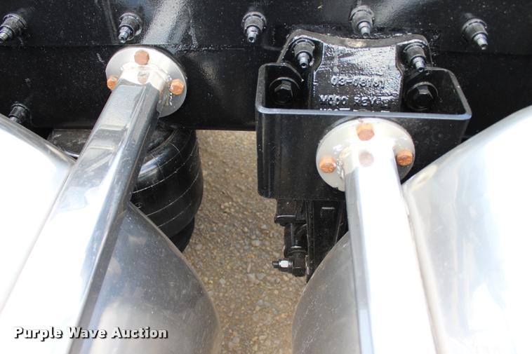 image for item L1921 2013 Peterbilt 389 semi truck