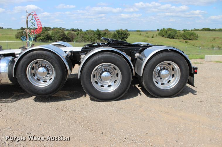 image for item L1921 2013 Peterbilt 389 semi truck