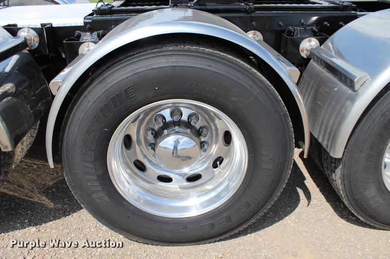 image for item L1921 2013 Peterbilt 389 semi truck