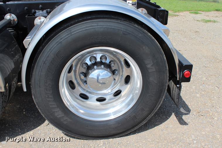 image for item L1921 2013 Peterbilt 389 semi truck