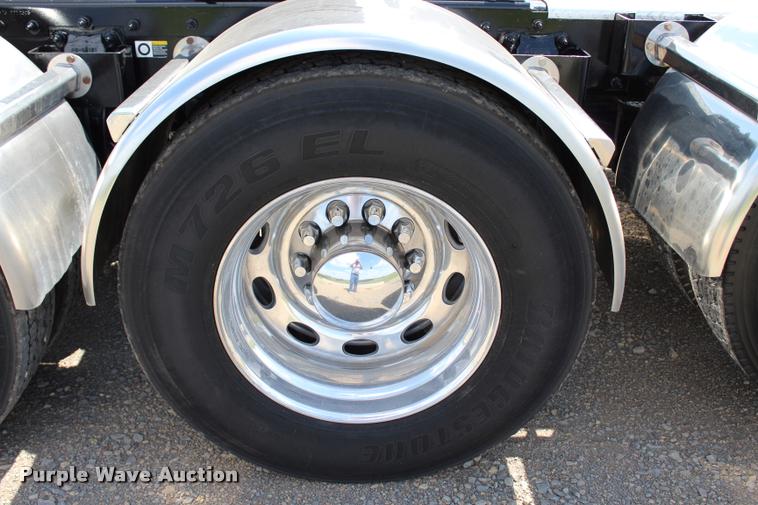 image for item L1921 2013 Peterbilt 389 semi truck