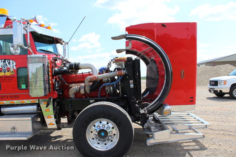 image for item L1921 2013 Peterbilt 389 semi truck