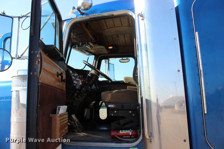 image for item L1952 1998 Peterbilt 379 semi truck
