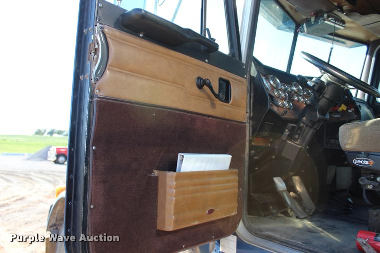 image for item L1952 1998 Peterbilt 379 semi truck