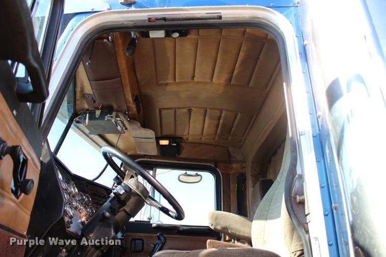 image for item L1952 1998 Peterbilt 379 semi truck