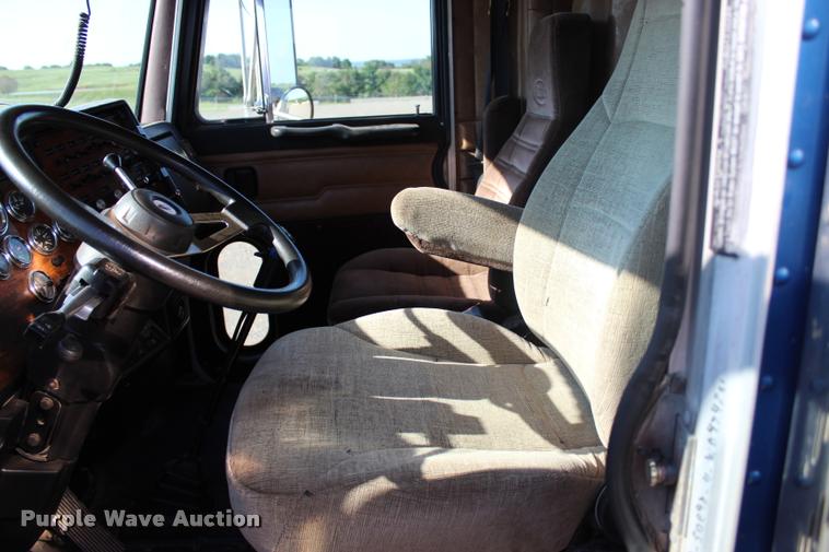 image for item L1952 1998 Peterbilt 379 semi truck