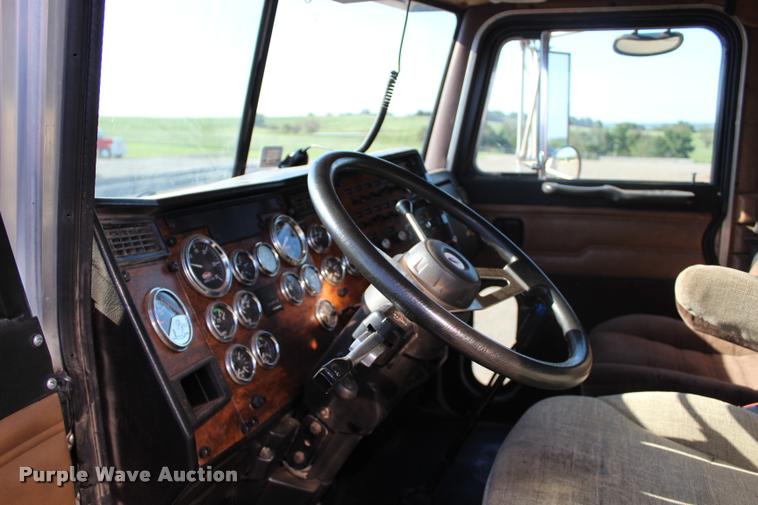 image for item L1952 1998 Peterbilt 379 semi truck