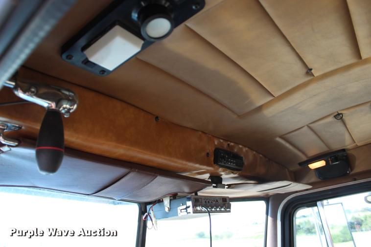 image for item L1952 1998 Peterbilt 379 semi truck