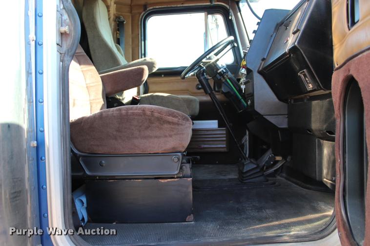 image for item L1952 1998 Peterbilt 379 semi truck