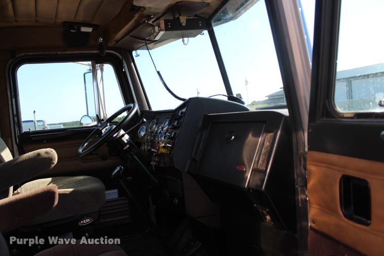 image for item L1952 1998 Peterbilt 379 semi truck