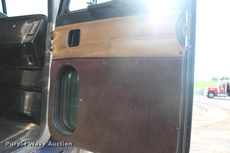 image for item L1952 1998 Peterbilt 379 semi truck