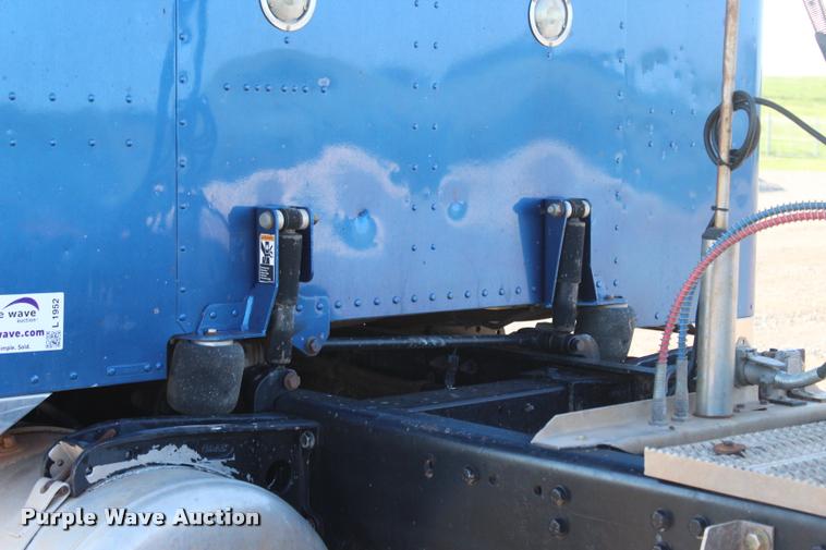 image for item L1952 1998 Peterbilt 379 semi truck