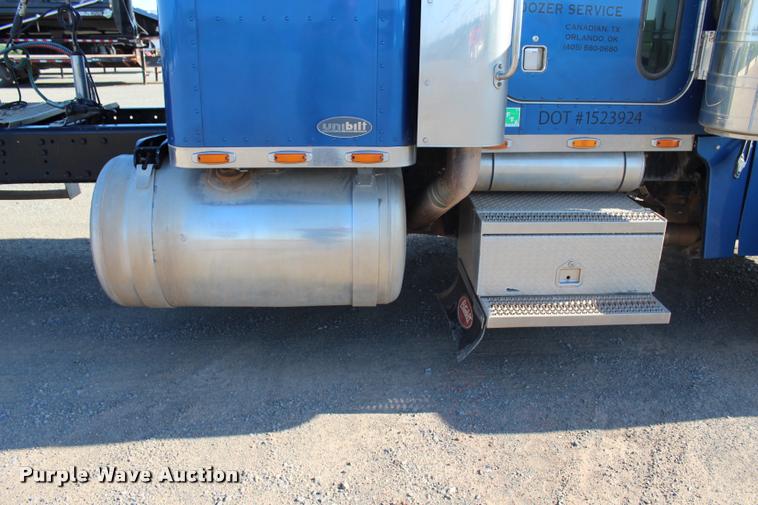 image for item L1952 1998 Peterbilt 379 semi truck