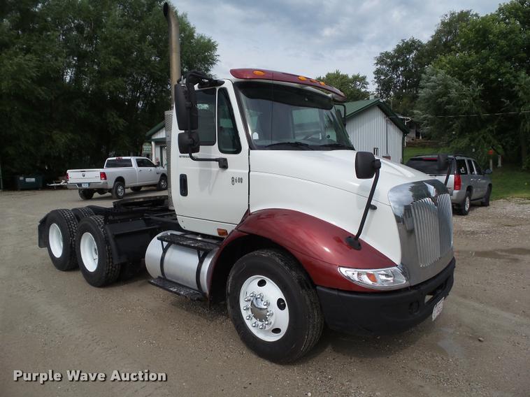image for item L5630 2005 International TranStar 8600 semi truck
