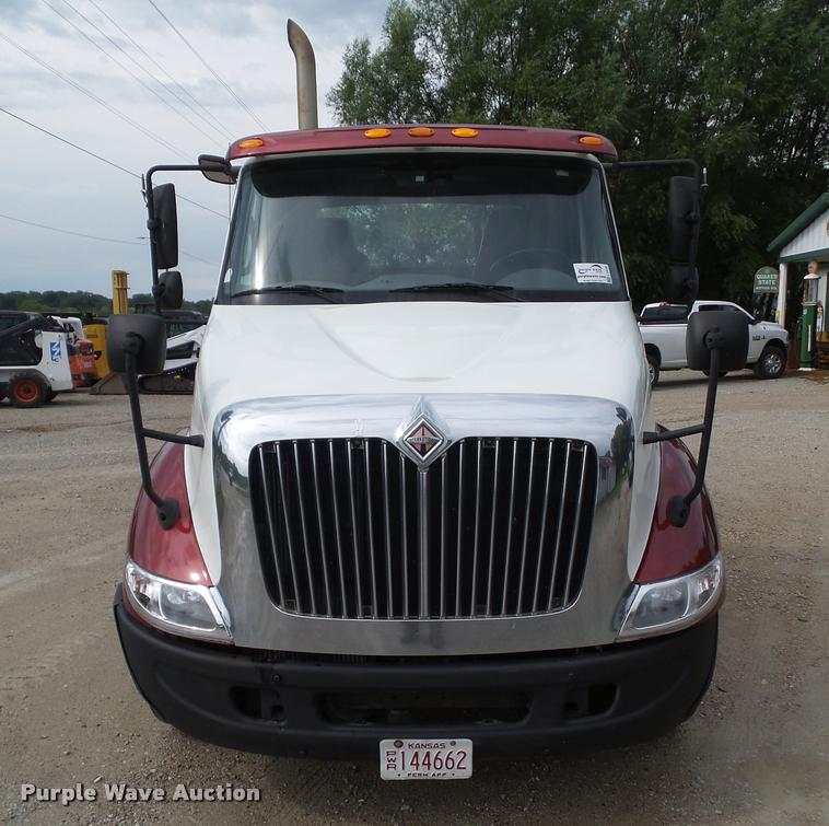 image for item L5630 2005 International TranStar 8600 semi truck