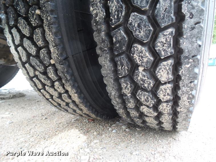 image for item L5630 2005 International TranStar 8600 semi truck