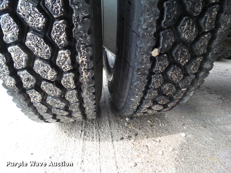 image for item L5630 2005 International TranStar 8600 semi truck