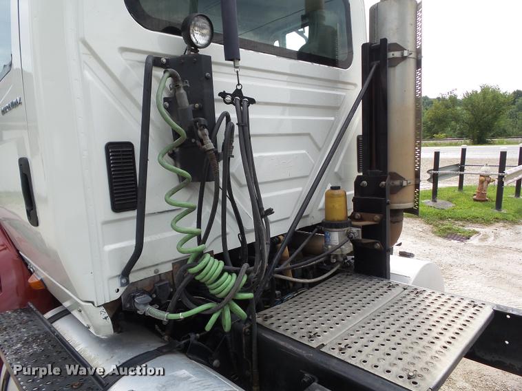 image for item L5630 2005 International TranStar 8600 semi truck