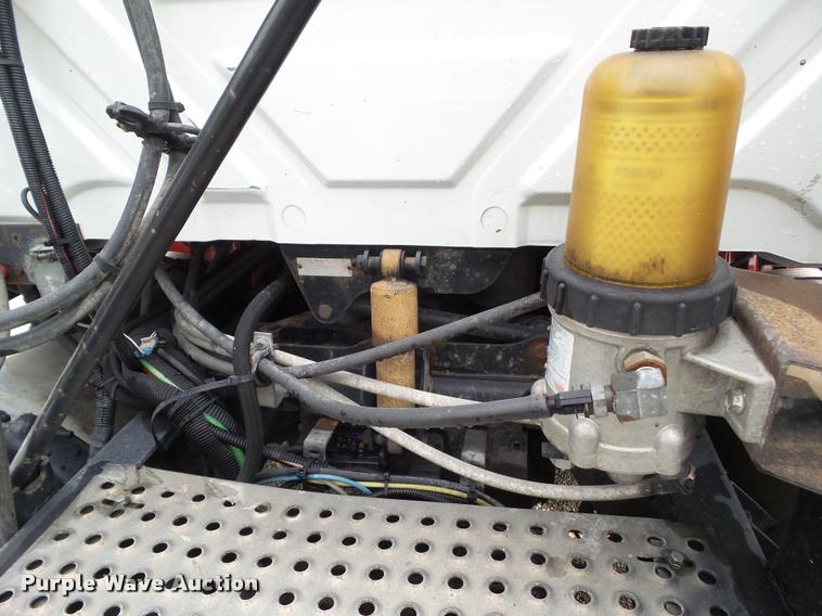 image for item L5630 2005 International TranStar 8600 semi truck