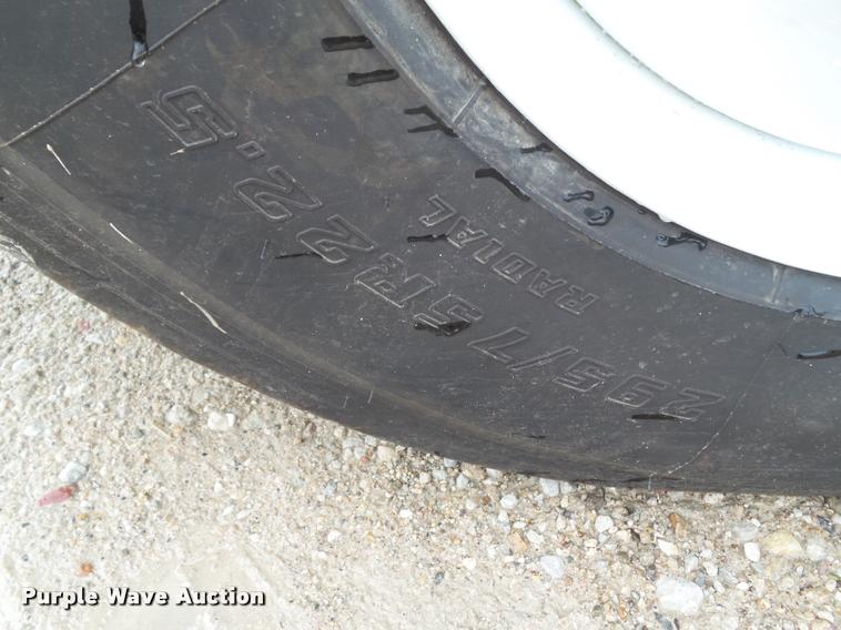 image for item L5630 2005 International TranStar 8600 semi truck