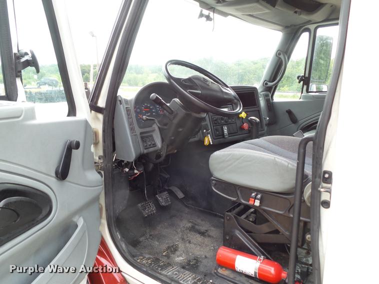 image for item L5630 2005 International TranStar 8600 semi truck