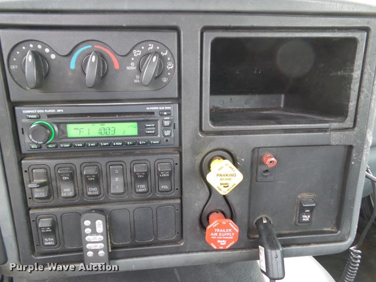 image for item L5630 2005 International TranStar 8600 semi truck