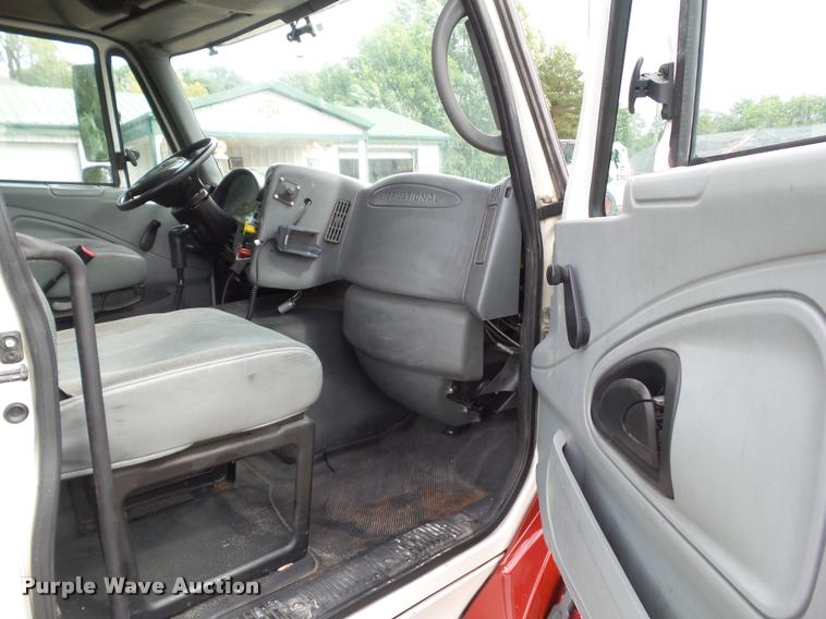 image for item L5630 2005 International TranStar 8600 semi truck
