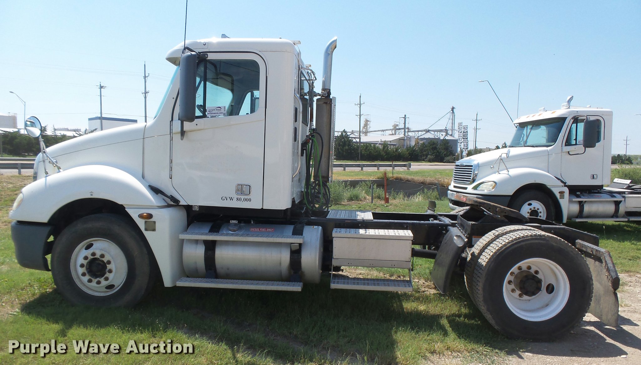 2006 Freightliner Columbia L120 semi truck in Garden City, KS | Item