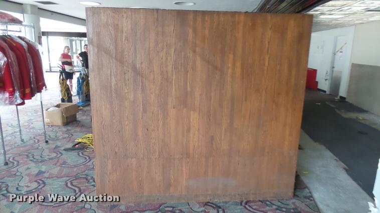 image for item DL9885 Shoe shine station