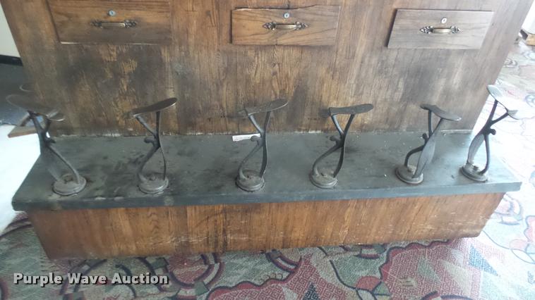 image for item DL9885 Shoe shine station