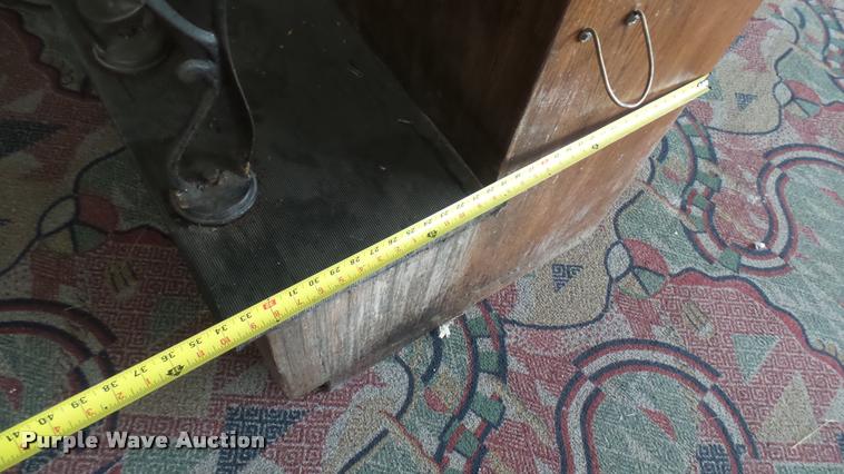 image for item DL9885 Shoe shine station