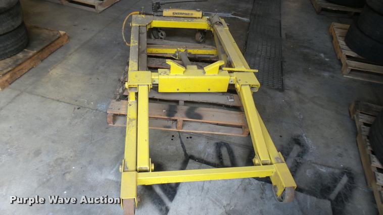 image for item DL9890 Bus engine jack