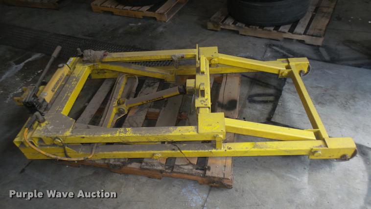 image for item DL9890 Bus engine jack