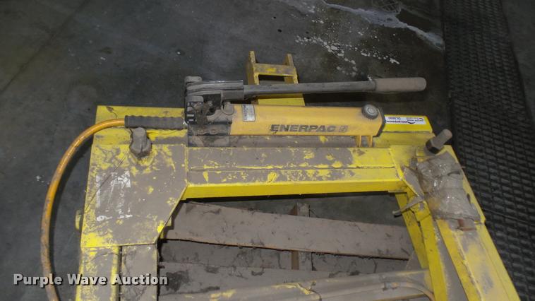 image for item DL9890 Bus engine jack