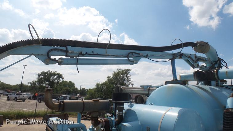 image for item DL9918 2001 Vactor vacuum system