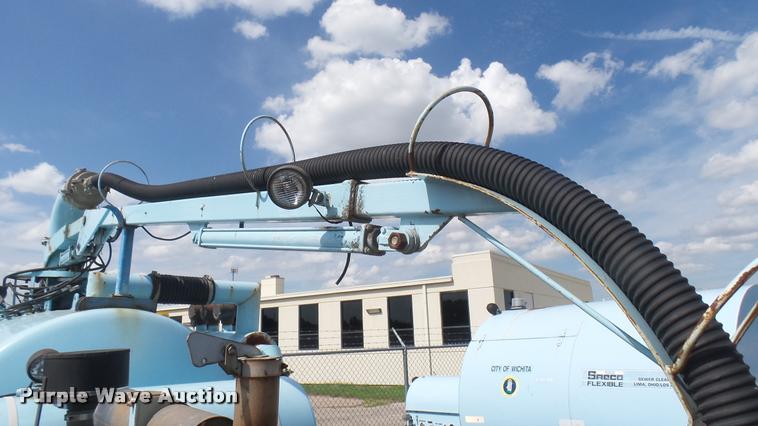 image for item DL9918 2001 Vactor vacuum system