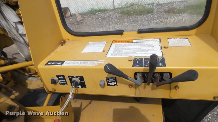 image for item DL9920 1997 Vermeer 672A stump grinder