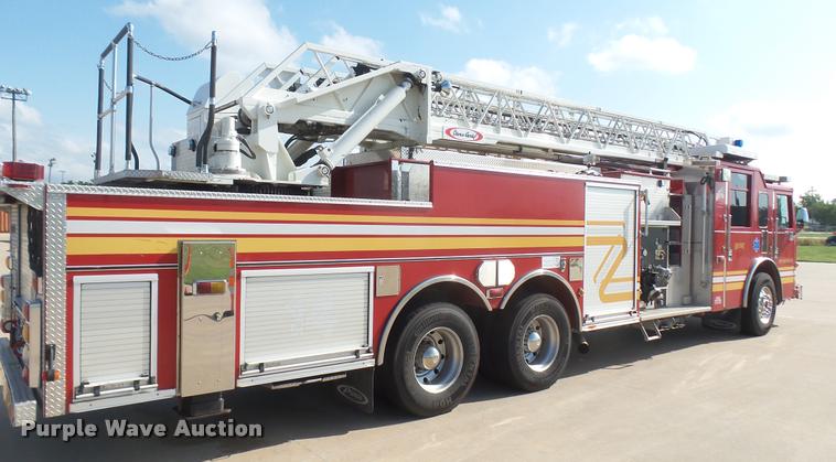image for item L2271 2004 Pierce Quint ladder fire truck