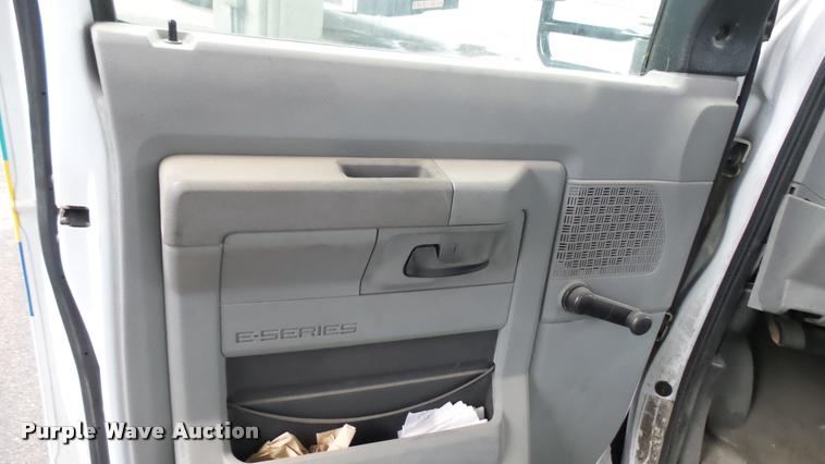 image for item L2396 2009 Ford E450 Super Duty shuttle bus