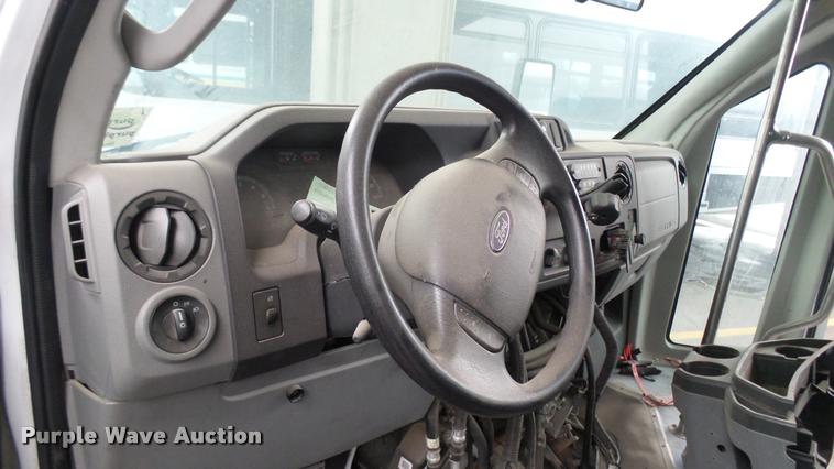 image for item L2396 2009 Ford E450 Super Duty shuttle bus