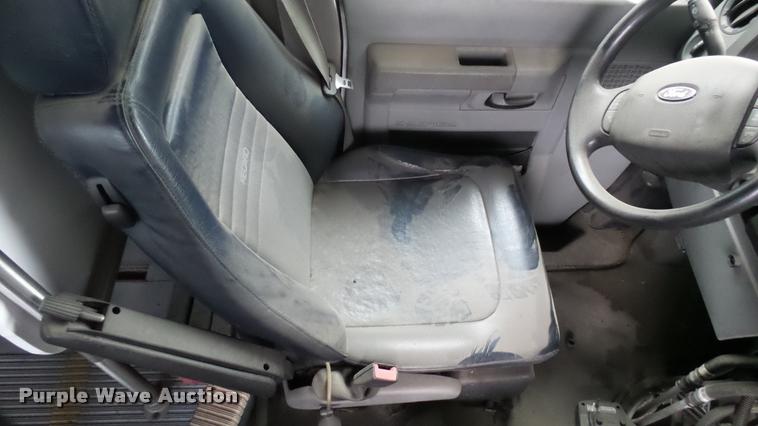 image for item L2396 2009 Ford E450 Super Duty shuttle bus